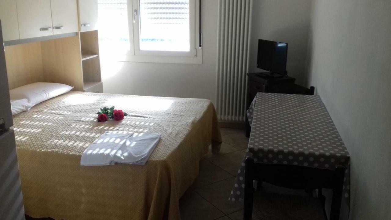 Villa Glori Affitto Camere Monolocali Κάρπι Εξωτερικό φωτογραφία
