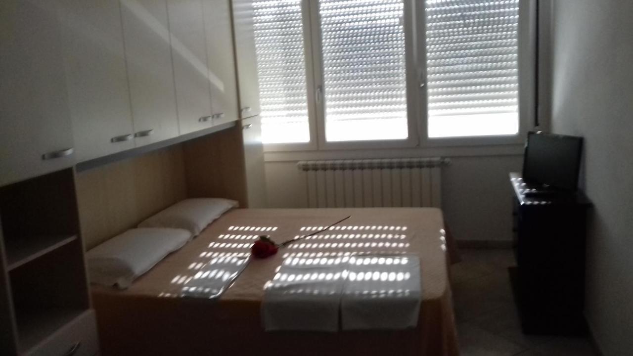 Villa Glori Affitto Camere Monolocali Κάρπι Εξωτερικό φωτογραφία